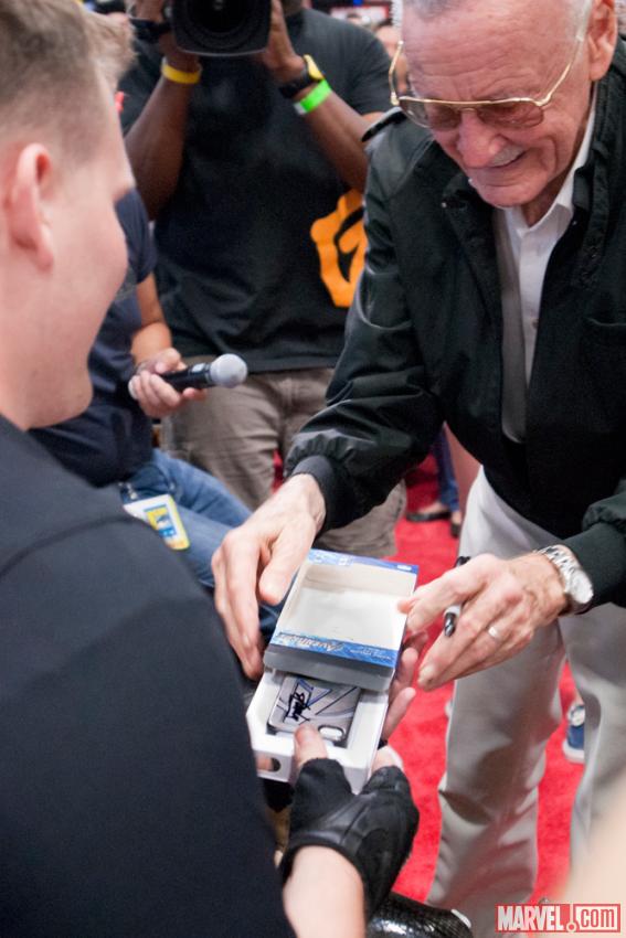 SDCC 2012: Stan Lee signing at the Marvel Booth