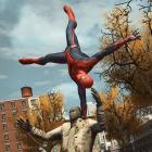 Spider-Man stops a robbery in The Amazing Spider-Man video game