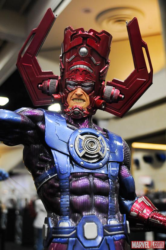 SDCC 2012: Figures at the Sideshow Booth