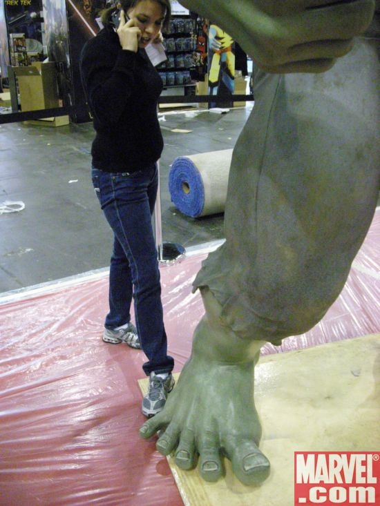 Alexa Mendez compares shoe sizes with Hulk